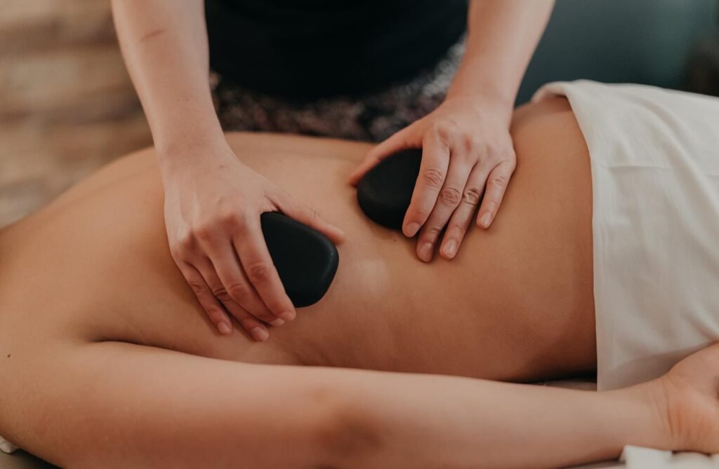 Masáž horkými lávovými kameny